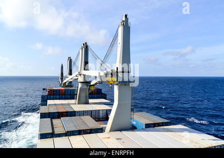 Container auf dem offenen Meer: Container-Schiff im Atlantik Stockfoto