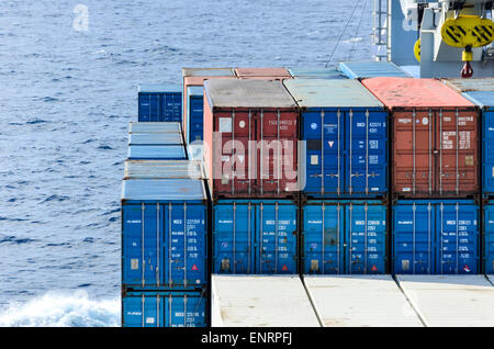 Container auf dem offenen Meer: Container-Schiff im Atlantik Stockfoto