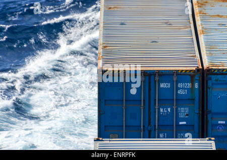 Container auf dem offenen Meer: Container-Schiff im Atlantik Stockfoto