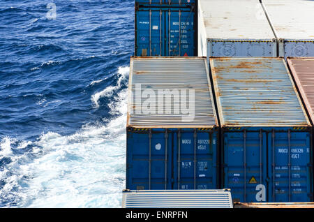 Container auf dem offenen Meer: Container-Schiff im Atlantik Stockfoto