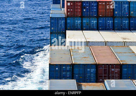 Container auf dem offenen Meer: Container-Schiff im Atlantik Stockfoto