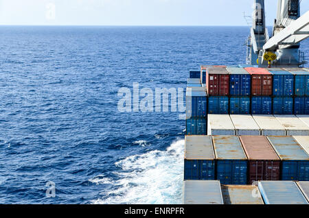 Container auf dem offenen Meer: Container-Schiff im Atlantik Stockfoto