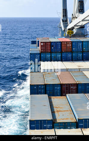 Container auf dem offenen Meer: Container-Schiff im Atlantik Stockfoto