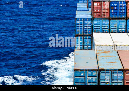 Container auf dem offenen Meer: Container-Schiff im Atlantik Stockfoto