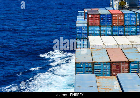Container auf dem offenen Meer: Container-Schiff im Atlantik Stockfoto