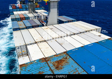 Container auf dem offenen Meer: Container-Schiff im Atlantik Stockfoto