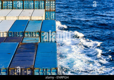Container auf dem offenen Meer: Container-Schiff im Atlantik Stockfoto