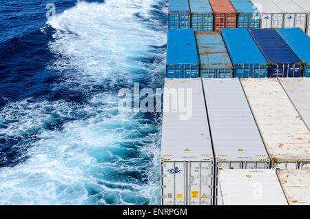 Container auf dem offenen Meer: Container-Schiff im Atlantik Stockfoto