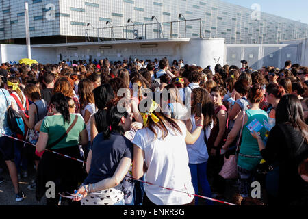 Turin, Italien. 10. Mai 2015. Hunderte von Fans warten unter einer heißen Sonne beim Konzert des italienischen Sängers Marco Mengoni am Pala Alpitour eingeben. © Elena Aquila/Pacific Press/Alamy Live-Nachrichten Stockfoto