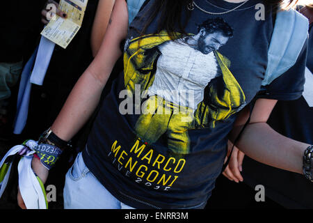 Turin, Italien. 10. Mai 2015. Ein Fan trägt ein T-shirt mit dem Bild von Marco Mengoni. © Elena Aquila/Pacific Press/Alamy Live-Nachrichten Stockfoto