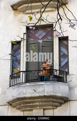 Frau auf Balkon der alten Gebäude in Habana Vieja (Altstadt von Havanna), Kuba Stockfoto