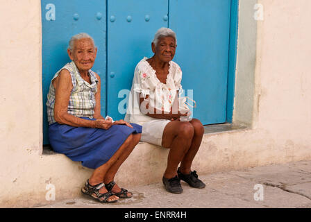 Zwei alte Frauen sitzen vor Haustür, Habana Vieja (Altstadt von Havanna), Kuba Stockfoto