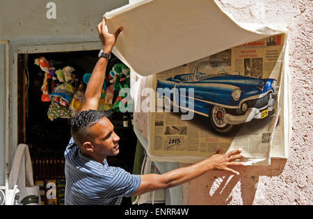 Künstler zeigt seine Gemälde vor Geschäft in Habana Vieja (Altstadt von Havanna), Kuba Stockfoto