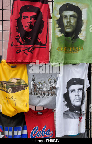 T-Shirts zum Verkauf (Che Guevara, Kuba, Oldtimer, Musik) in Havanna, Kuba Stockfoto