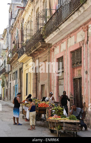 Straßenhändler verkaufen Obst im Wohngebiet, Habana Vieja (Altstadt von Havanna), Kuba Stockfoto