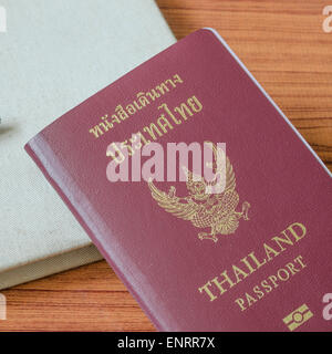 Thai Pass mit Notebook auf Holztisch Hintergrund Stockfoto