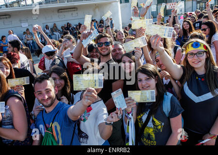 Turin, Italien. 10. Mai 2015. Hunderte von Fans unter einer heißen Sonne zeigen, Tickets für das Konzert des italienischen Sängers Marco Mengoni. © Elena Aquila/Pacific Press/Alamy Live-Nachrichten Stockfoto