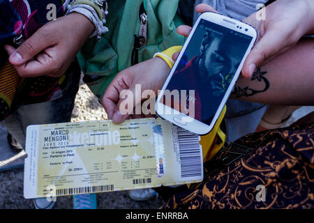 Turin, Italien. 10. Mai 2015. Ein Fan von Marco Mengoni zeigt Ticket und ein Telefon mit der app von Marco Mengoni wird es möglich sein, zu bestimmten Zeiten des Konzerts, ein Spektakel aus Licht zu schaffen. © Elena Aquila/Pacific Press/Alamy Live-Nachrichten Stockfoto