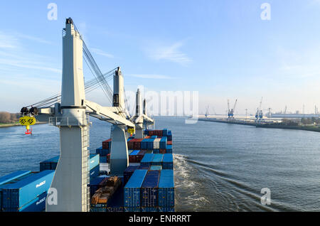Ein Container-Schiff in den Hafen von Rotterdam, Niederlande Stockfoto