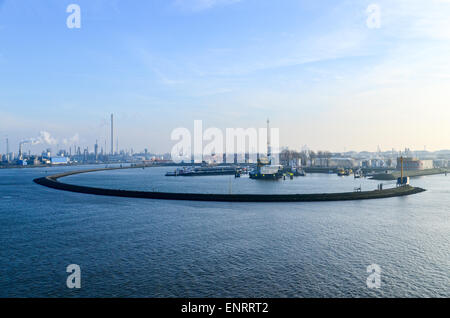 Lastkähne geparkt in einem Ring in den Hafen von Rotterdam, Niederlande Stockfoto