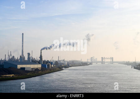 Rauch von den Schornsteinen der VBR-recycling-Anlage, Hafen von Rotterdam vor ot Botlekbrug, Niederlande Stockfoto