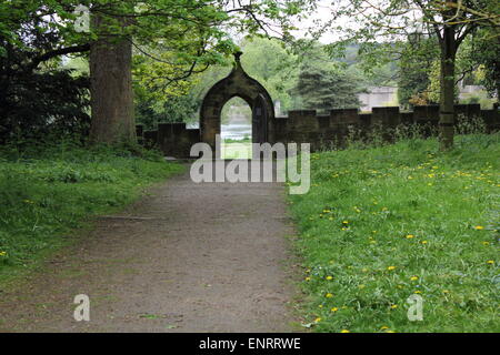 Newstead Abbey ummauerten Garten mit steinernen Torbogen und Blick auf den See Stockfoto