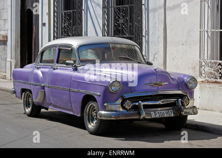 1950er Jahre lila Chevrolet geparkt vor Haus, Regla, Kuba Stockfoto