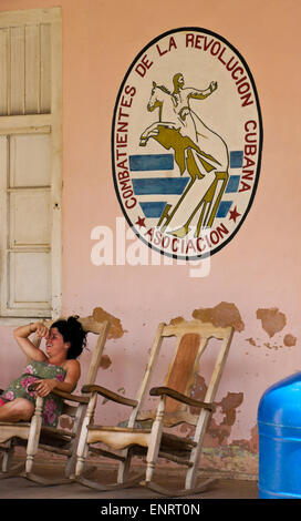 Mädchen im Schaukelstuhl auf der Veranda des Verbandes für Kombattanten der kubanischen Revolution, Viñales, Provinz Pinar del Rio, Kuba Stockfoto