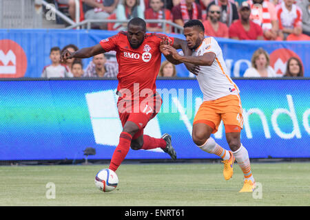 Toronto FC vorwärts Jozy Altidore (17) dribbelt vorbei an Houston Dynamo Verteidiger Jermaine Taylor (4) während des Spiels zwischen Toronto FC und Houston Dynamo im BMO Field in Toronto, Kanada am 10. Mai 2015. Stockfoto
