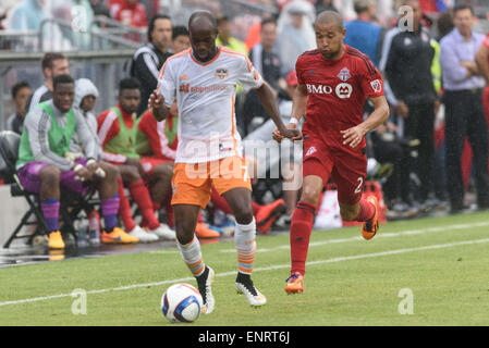 Houston Dynamo Mittelfeld DaMarcus Beasley (7) hält den Ball aus Toronto FC-Verteidiger Justin Morrow (2) während des Spiels zwischen Toronto FC und Houston Dynamo im BMO Field in Toronto, Kanada am 10. Mai 2015. Stockfoto