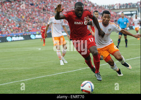 Houston Dynamo Mittelfeldspieler Luis Garrido (8) versucht, Toronto FC vorwärts Jozy Altidore (17) während des Spiels zwischen Toronto FC und Houston Dynamo im BMO Field in Toronto, Kanada am 10. Mai 2015 zu stoppen. Stockfoto