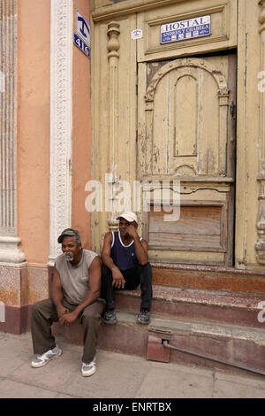 Männer auf Tür der alten Gebäude mit Zimmern zu mieten, Trinidad, Kuba Stockfoto