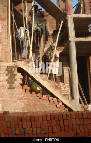 TAMIL NADU, Indien, circa 2009: unbekannte Tischler arbeiten auf einer Baustelle, circa 2009 in Tamil Nadu, Indien. Stockfoto