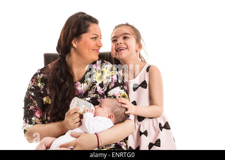 Mutter zu ernähren, Neugeborenes Babymädchen und Gespräch mit Vorschule Tochter isoliert auf weißem Hintergrund Stockfoto