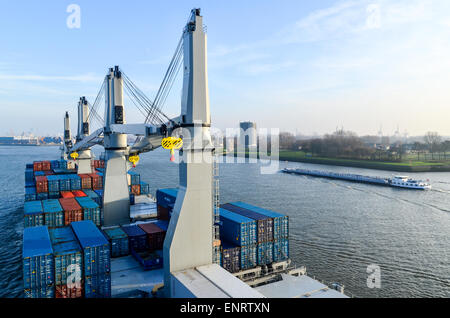 Ein Container-Schiff in den Hafen von Rotterdam, Niederlande Stockfoto