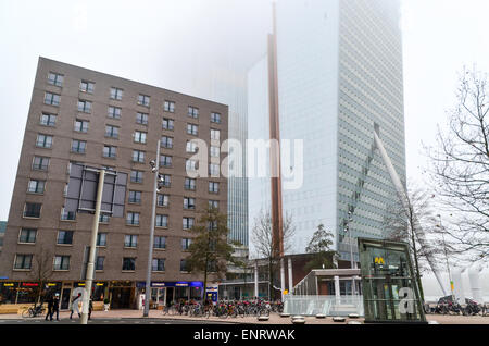 Morgennebel in Rotterdam (Kop van Zuid, KPN-Tower) Erasmusbrücke / Wilhelminaplein, Niederlande Stockfoto