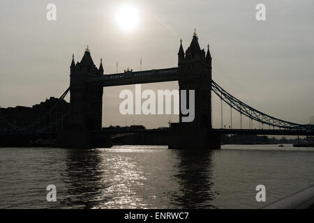 Tower Bridge Silhouette, uk, England, Sonne Kämpfe durch niedrige Wolkendecke Glitzern von Themse. Stockfoto