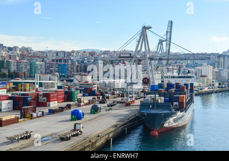 Container-Schiff angedockt am Containerterminal der Hafen von Vigo, Spanien Stockfoto