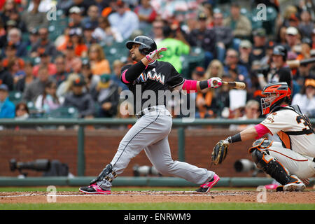 San Francisco, CA. 10. Mai 2015. Miami Marlins Catcher Jhonatan Solano (8) schlägt den Ball während der MLB-Baseball-Spiel zwischen den San Francisco Giants und die Miami Marlins im AT&T Park in San Francisco, Kalifornien. Die San Francisco Giants gegen die Miami Marlins 3-2. Bildnachweis: Stan Szeto/CSM/Alamy Live-Nachrichten Stockfoto
