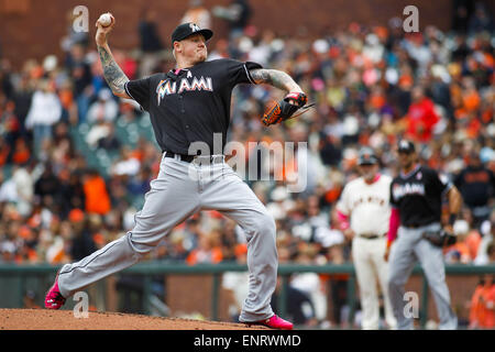 San Francisco, CA. 10. Mai 2015. Ab Miami Marlins Krug Matte Latos (35) wirft den Ball während der MLB Baseball-Spiel zwischen den San Francisco Giants und die Miami Marlins im AT&T Park in San Francisco, Kalifornien. Die San Francisco Giants gegen die Miami Marlins 3-2. Bildnachweis: Stan Szeto/CSM/Alamy Live-Nachrichten Stockfoto