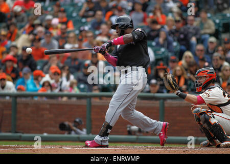 San Francisco, CA. 10. Mai 2015. Miami Marlins Center Fielder Marcell Ozuna (13) schlägt den Ball während der MLB-Baseball-Spiel zwischen den San Francisco Giants und die Miami Marlins im AT&T Park in San Francisco, Kalifornien. Die San Francisco Giants gegen die Miami Marlins 3-2. Bildnachweis: Stan Szeto/CSM/Alamy Live-Nachrichten Stockfoto