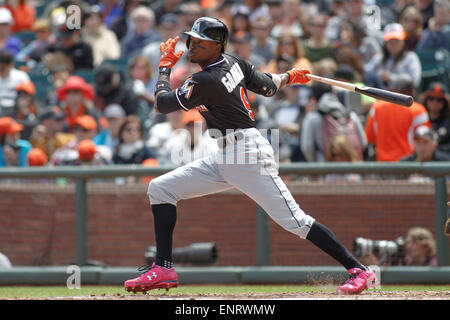 San Francisco, CA. 10. Mai 2015. Miami Marlins zweiter Basisspieler Dee Gordon (9) schlägt den Ball während der MLB-Baseball-Spiel zwischen den San Francisco Giants und die Miami Marlins im AT&T Park in San Francisco, Kalifornien. Die San Francisco Giants gegen die Miami Marlins 3-2. Bildnachweis: Stan Szeto/CSM/Alamy Live-Nachrichten Stockfoto