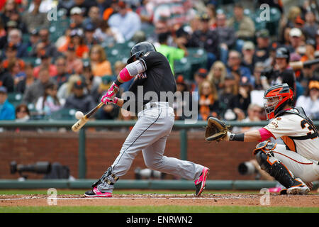 San Francisco, CA. 10. Mai 2015. Miami Marlins Catcher Jhonatan Solano (8) schlägt den Ball während der MLB-Baseball-Spiel zwischen den San Francisco Giants und die Miami Marlins im AT&T Park in San Francisco, Kalifornien. Die San Francisco Giants gegen die Miami Marlins 3-2. Bildnachweis: Stan Szeto/CSM/Alamy Live-Nachrichten Stockfoto