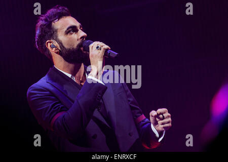 Turin, Italien. 10. Mai 2015. Italienischer Sänger-Songwriter Marco Mengoni führt in einem ausverkauften Konzert am Pala Alpitour. Sein neueste Album mit dem Titel "Bewährung im Circolo", woher nimmt den Namen der Tour. © Elena Aquila/Pacific Press/Alamy Live-Nachrichten Stockfoto