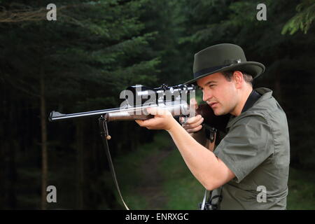 Ein Jäger mit seinem Gewehr schießen Stockfoto