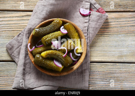 Gurken in Holzschale, Essen Stockfoto