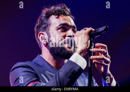 Turin, Italien. 10. Mai 2015. Italienischer Sänger-Songwriter Marco Mengoni führt in einem ausverkauften Konzert am Pala Alpitour. Sein neueste Album mit dem Titel "Bewährung im Circolo", woher nimmt den Namen der Tour. © Elena Aquila/Pacific Press/Alamy Live-Nachrichten Stockfoto