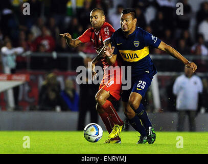 Buenos Aires, Argentinien. 10. Mai 2015. Independiente Jesus Mendez (L) wetteifert um den Ball mit Andres Chavez von Boca Juniors während Argentinien First Division Fußballspiels im Libertadores de America-Stadion in Buenos Aires, Argentinien, 10. Mai 2015. © Julian Alvarez/TELAM/Xinhua/Alamy Live-Nachrichten Stockfoto