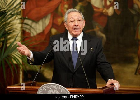 Rom, Italien. 10. Mai 2015. Kubanische Staatschef Raul Castro hält eine Rede bei einer gemeinsamen Pressekonferenz mit Italiens Premier Matteo Renzi, in Rom, Italien, am 10. Mai 2015. Raul Castro kam am Sonntag in Italien für einen offiziellen Besuch ab, Gespräche mit Matteo Renzi über Kuba-EU-Verhandlungen zu führen. © Alberto Lingria/Xinhua/Alamy Live-Nachrichten Stockfoto