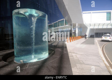 Wasser-Skulptur am Eingang zum Abflugterminal am Canberra Airport, ACT, Australien. Weder Herr PR Stockfoto